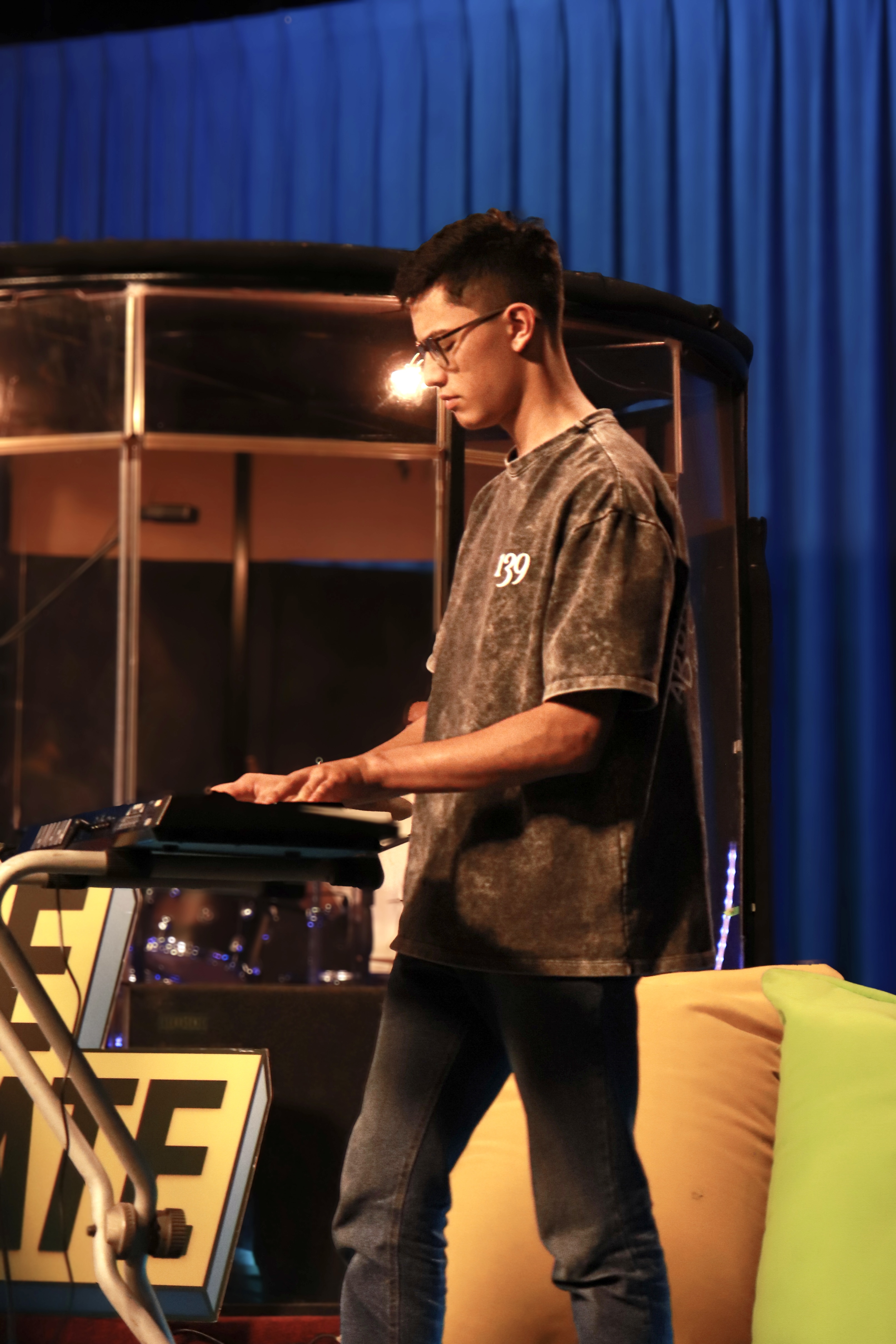 Tocando el piano en abril de 2025 en Guatemala, en medio de una sección televisiva llamada 'Alégrate'